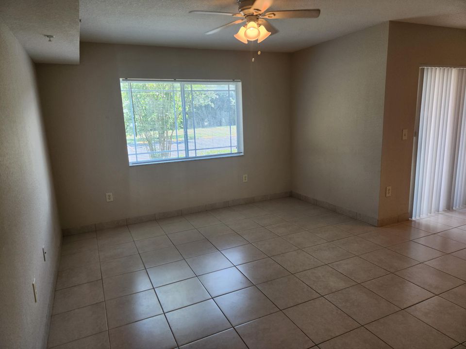 Active With Contract: $1,600 (1 beds, 1 baths, 868 Square Feet)