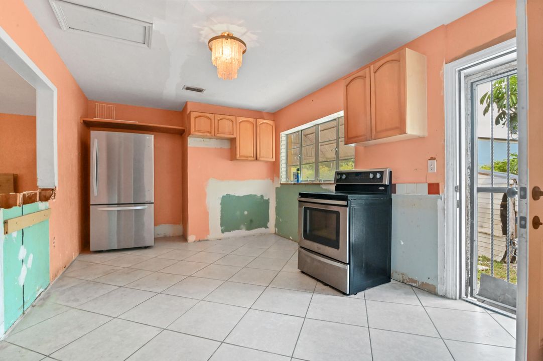 For Sale: $499,900 (3 beds, 2 baths, 1300 Square Feet)