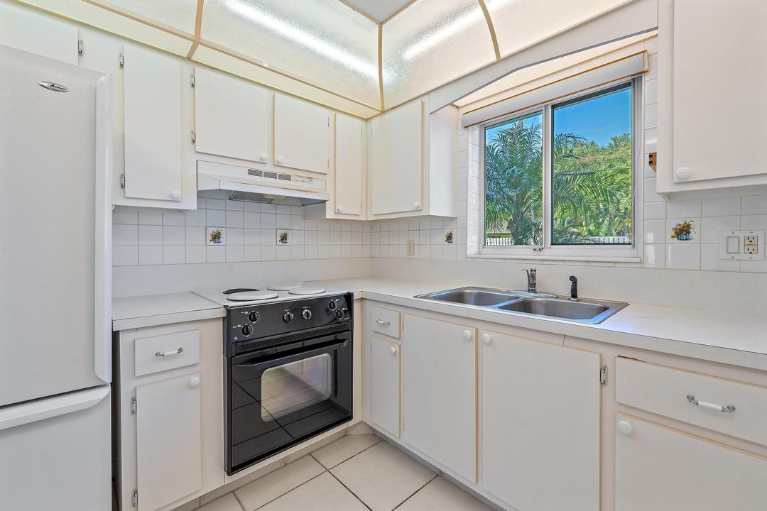 For Sale: $260,000 (2 beds, 2 baths, 886 Square Feet)