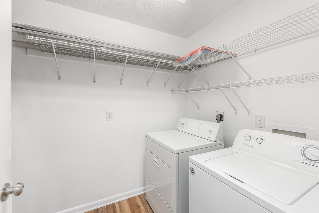 For Sale: $225,000 (2 beds, 2 baths, 1037 Square Feet)