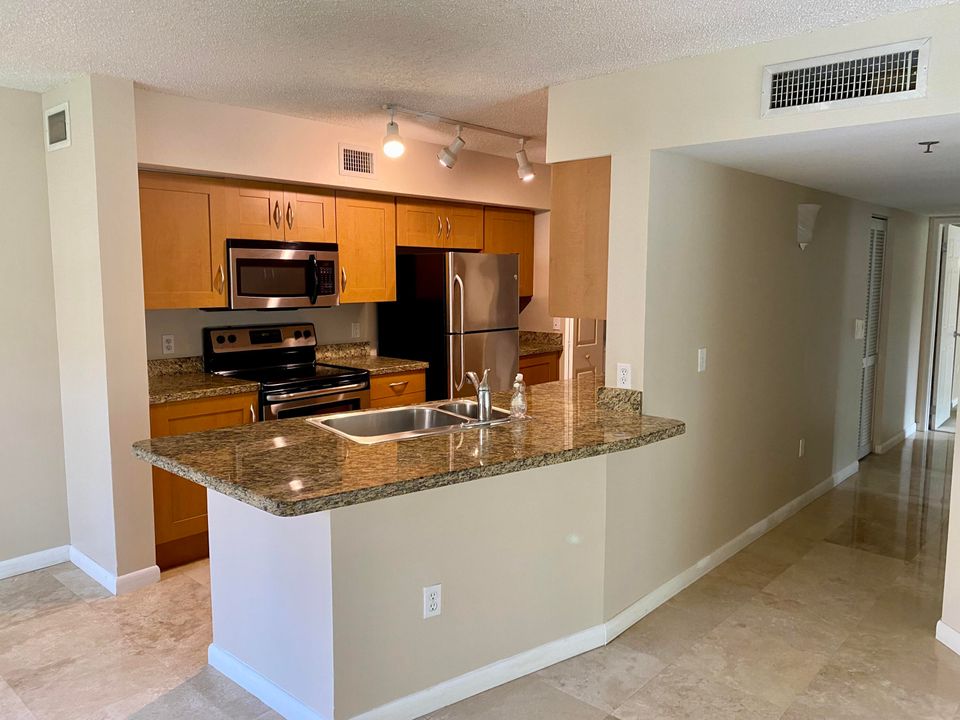 Active With Contract: $2,700 (2 beds, 2 baths, 1102 Square Feet)