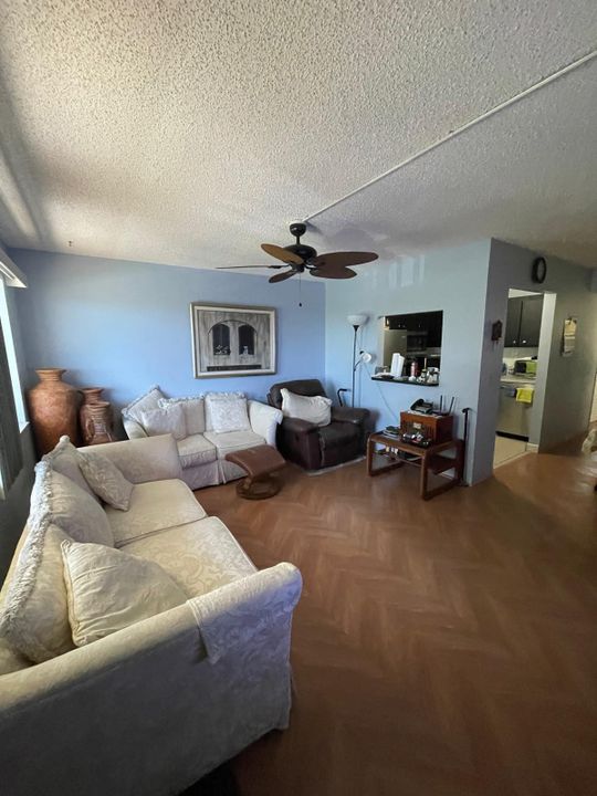 For Sale: $109,000 (1 beds, 1 baths, 642 Square Feet)