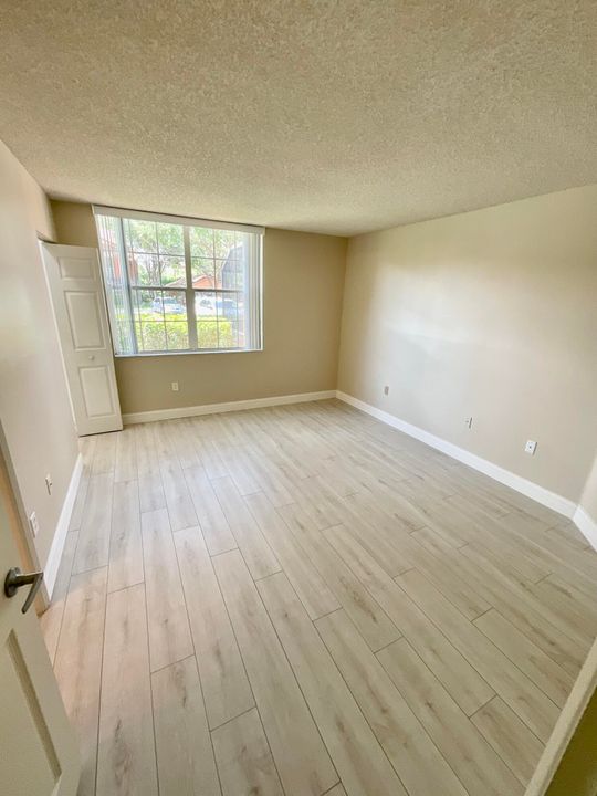 Active With Contract: $2,700 (2 beds, 2 baths, 1102 Square Feet)