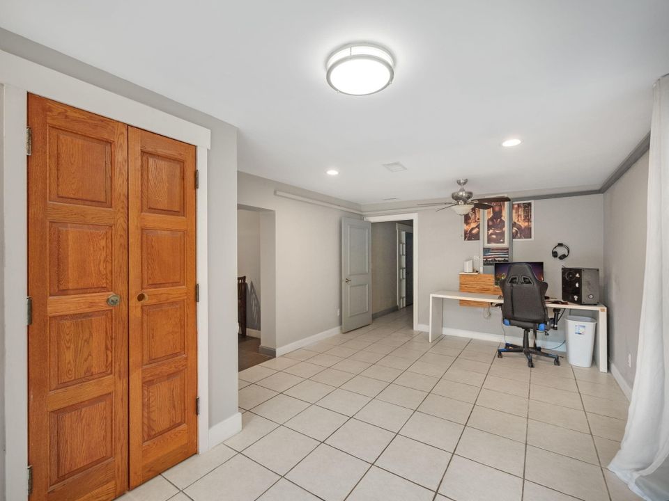 Active With Contract: $310,000 (3 beds, 2 baths, 1564 Square Feet)