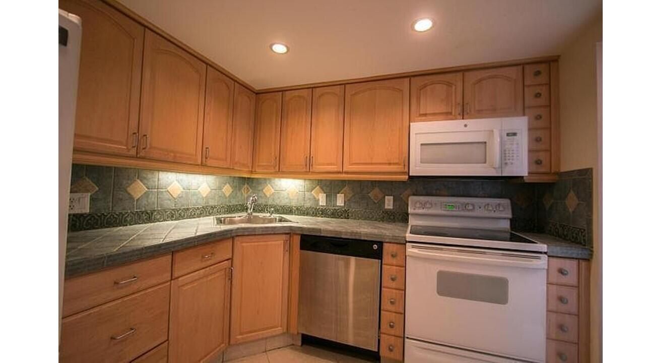 For Rent: $1,750 (2 beds, 2 baths, 906 Square Feet)