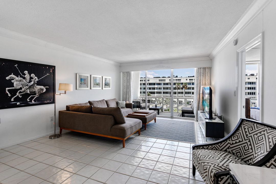 Active With Contract: $399,000 (1 beds, 1 baths, 883 Square Feet)