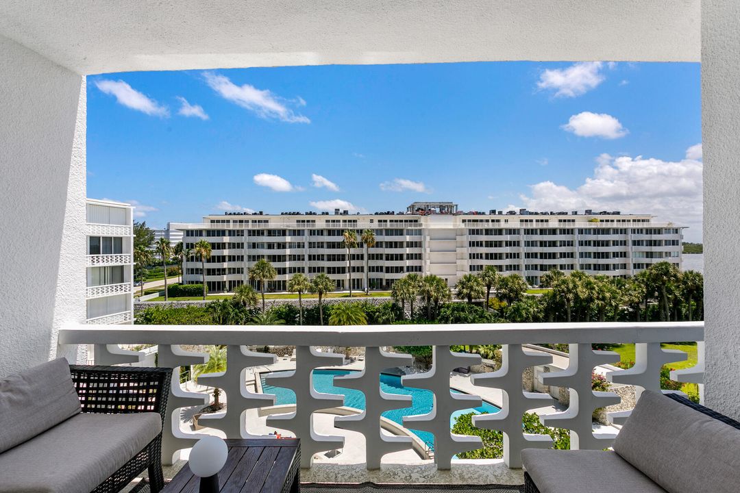 Active With Contract: $399,000 (1 beds, 1 baths, 883 Square Feet)