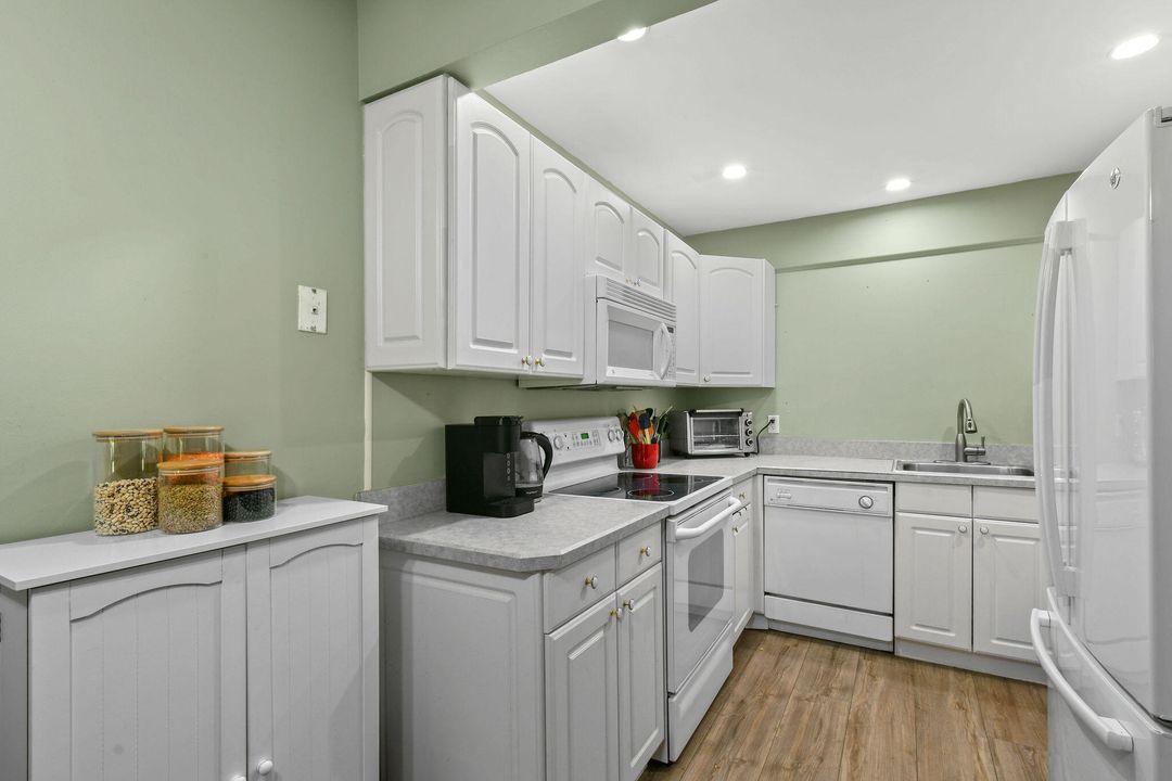 For Sale: $229,900 (3 beds, 2 baths, 1076 Square Feet)