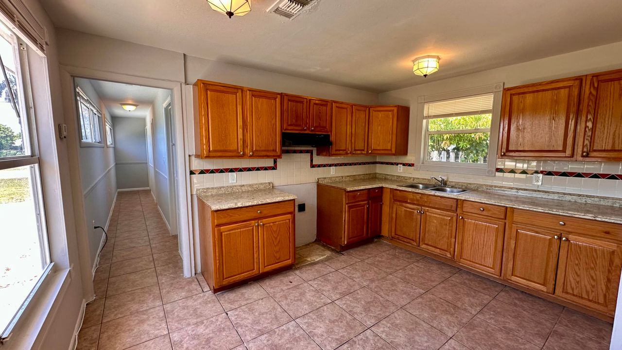 Active With Contract: $2,000 (3 beds, 2 baths, 996 Square Feet)