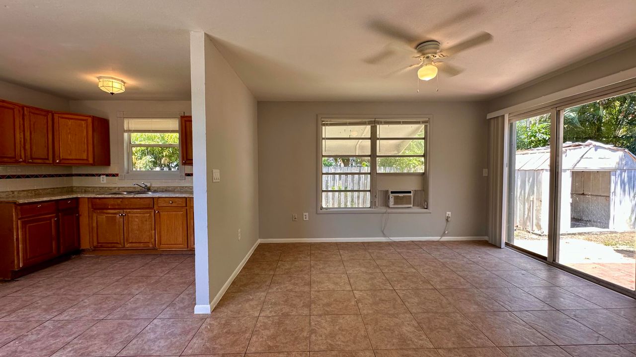 Active With Contract: $2,000 (3 beds, 2 baths, 996 Square Feet)