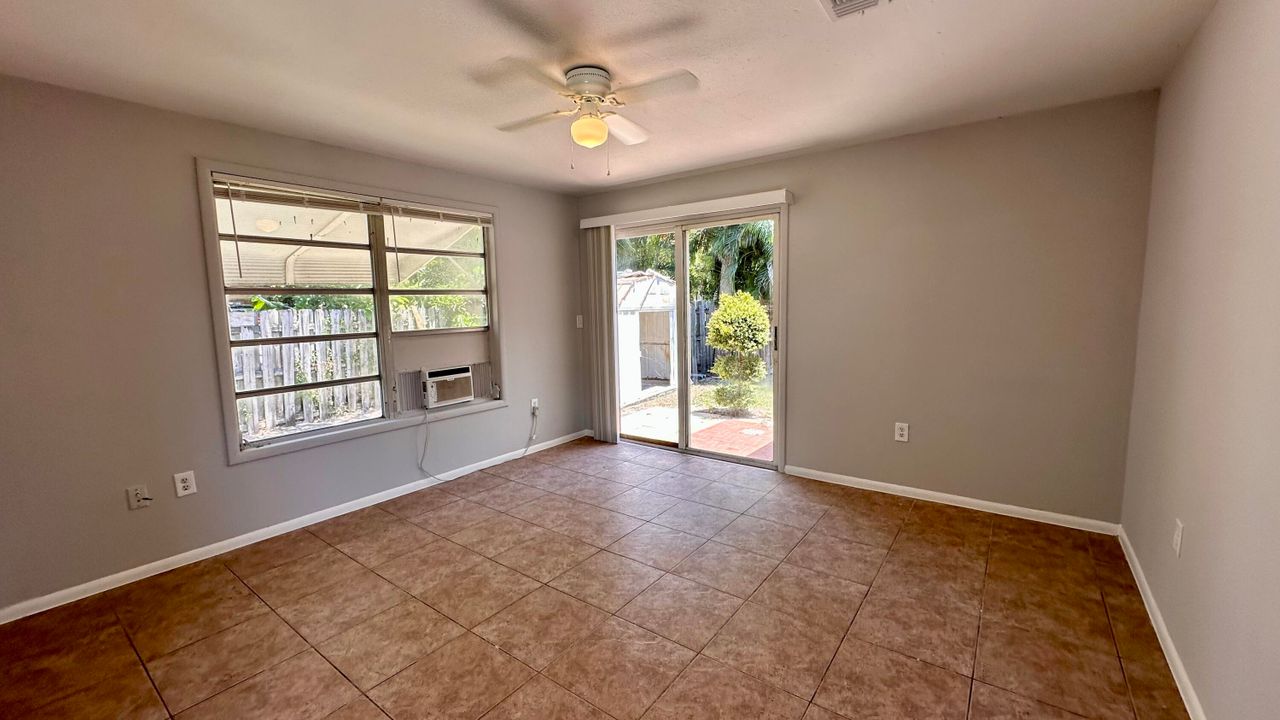 Active With Contract: $2,000 (3 beds, 2 baths, 996 Square Feet)