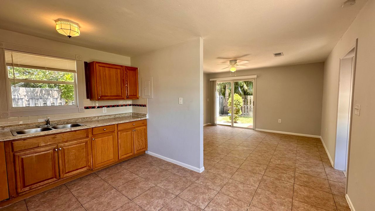 Active With Contract: $2,000 (3 beds, 2 baths, 996 Square Feet)