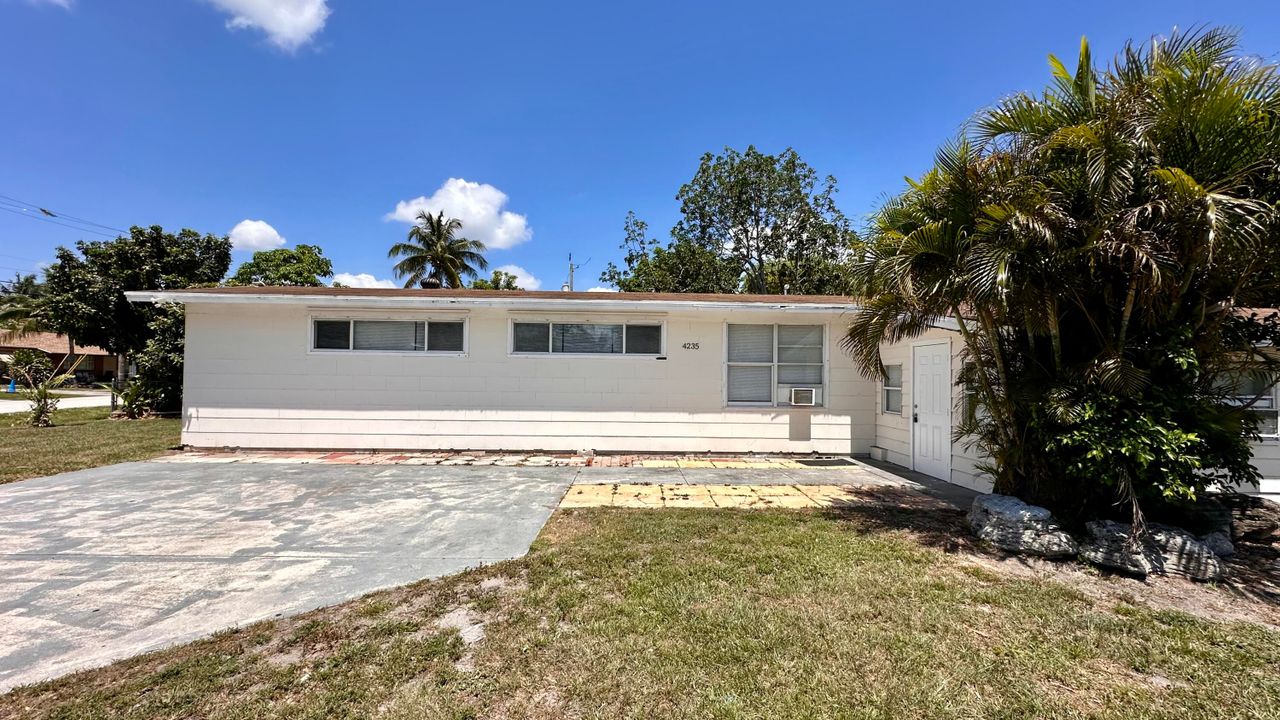 Active With Contract: $2,000 (3 beds, 2 baths, 996 Square Feet)