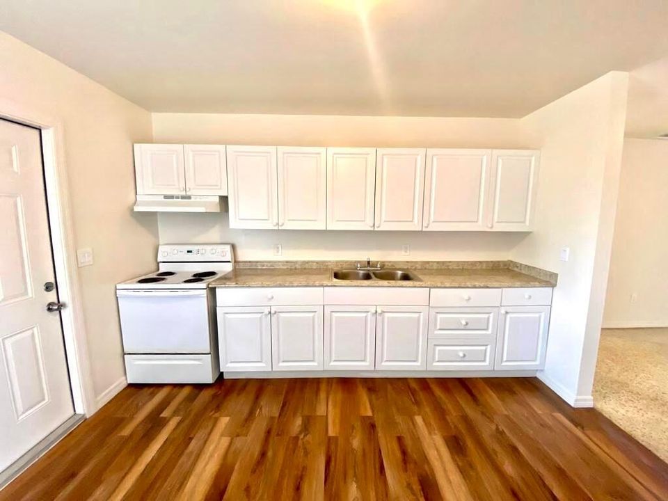 Active With Contract: $1,500 (2 beds, 1 baths, 900 Square Feet)