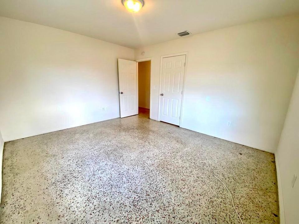 Active With Contract: $1,500 (2 beds, 1 baths, 900 Square Feet)