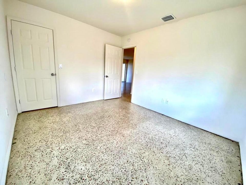 Active With Contract: $1,500 (2 beds, 1 baths, 900 Square Feet)