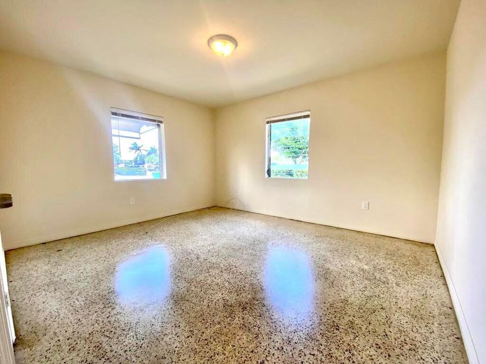 Active With Contract: $1,500 (2 beds, 1 baths, 900 Square Feet)