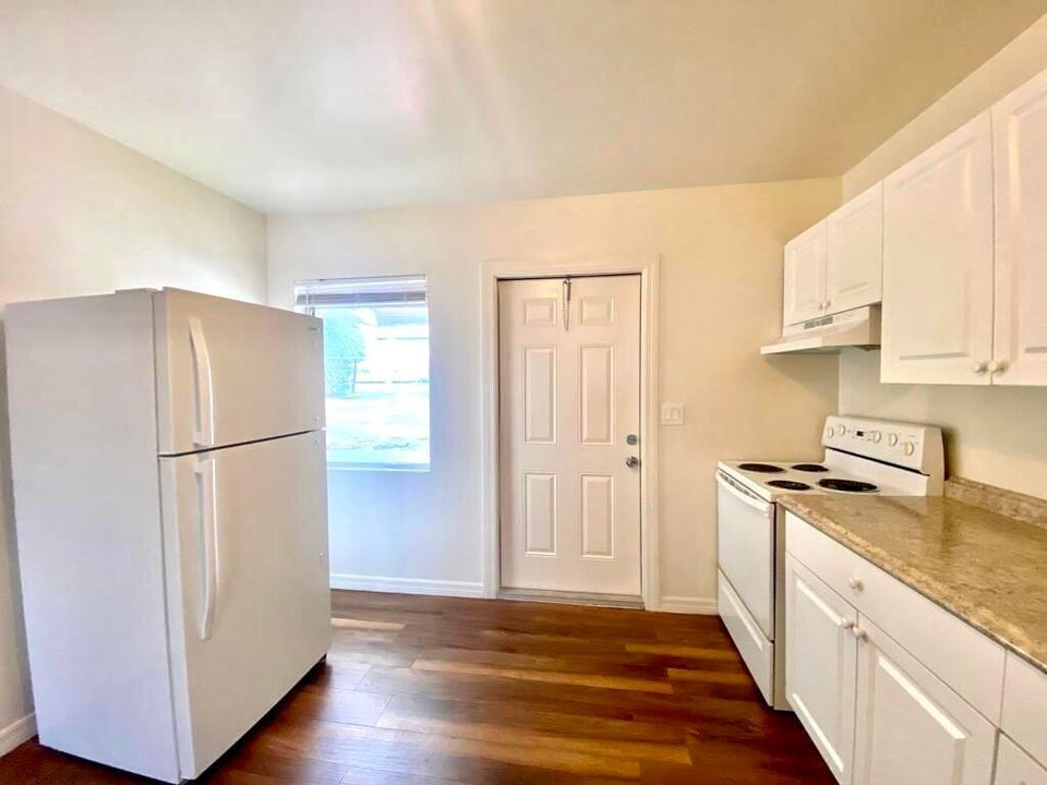 Active With Contract: $1,500 (2 beds, 1 baths, 900 Square Feet)