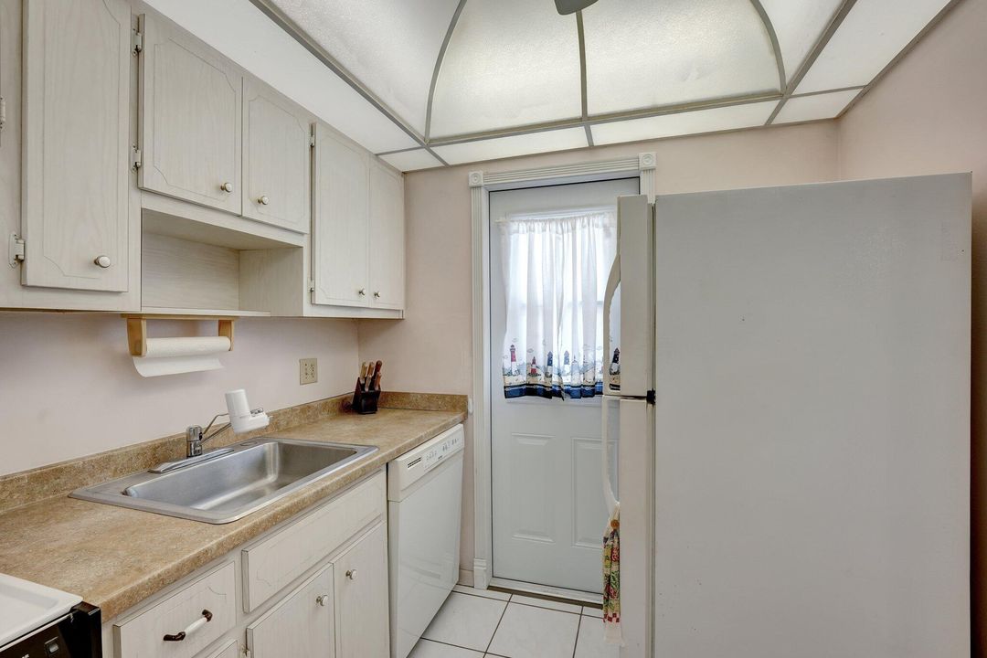 Active With Contract: $155,000 (2 beds, 2 baths, 940 Square Feet)