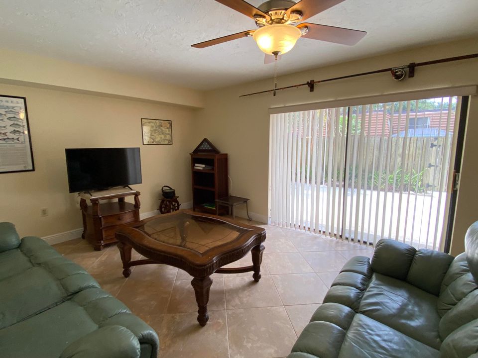 For Sale: $449,000 (2 beds, 2 baths, 1236 Square Feet)