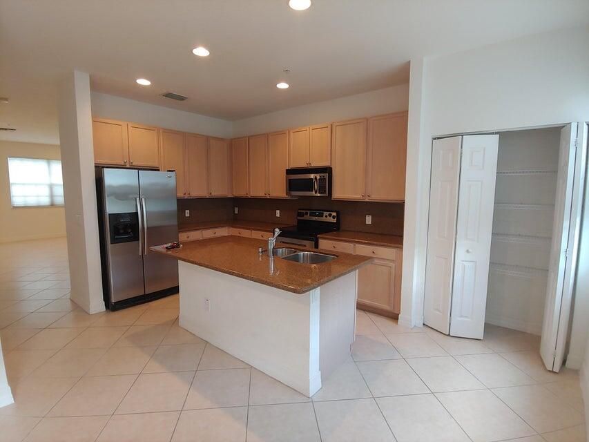 For Sale: $480,500 (3 beds, 2 baths, 1876 Square Feet)