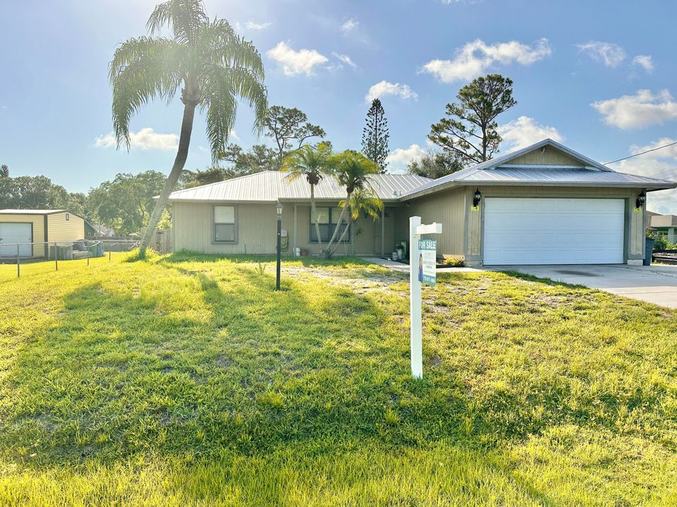 Active With Contract: $325,000 (3 beds, 2 baths, 1428 Square Feet)