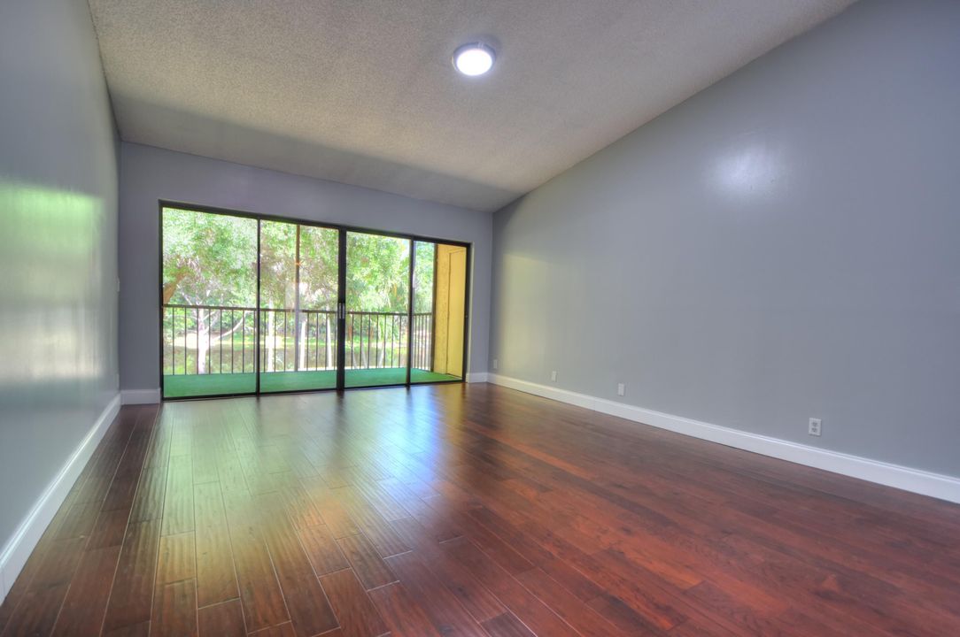 For Sale: $320,000 (2 beds, 2 baths, 1296 Square Feet)