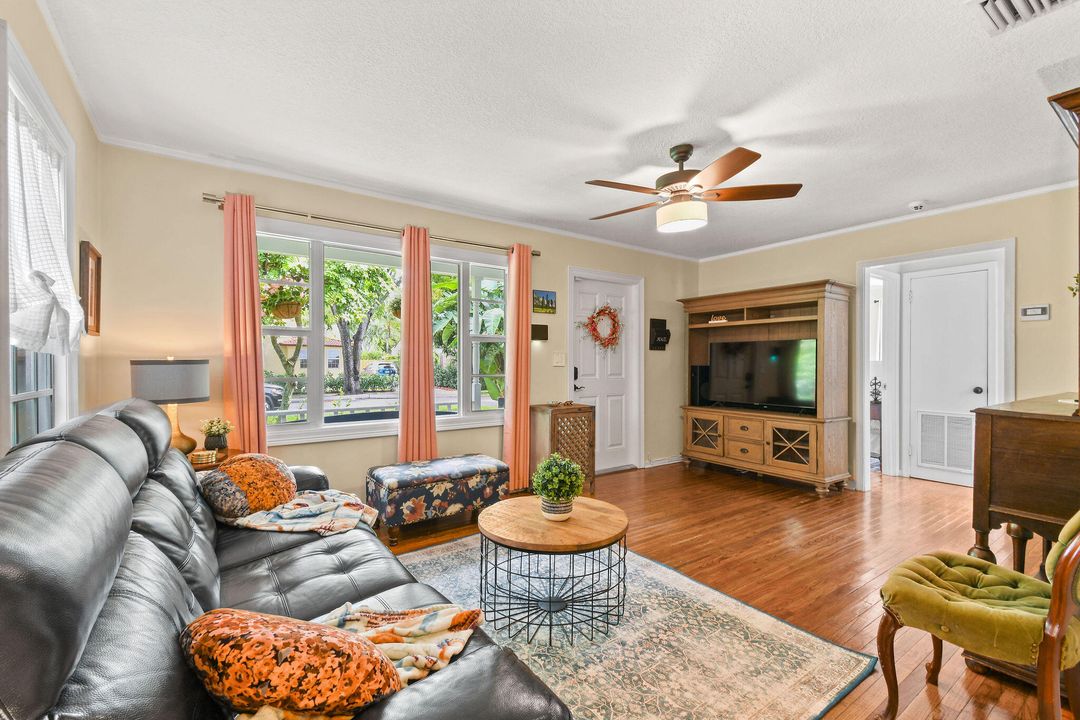 For Sale: $642,500 (2 beds, 1 baths, 865 Square Feet)