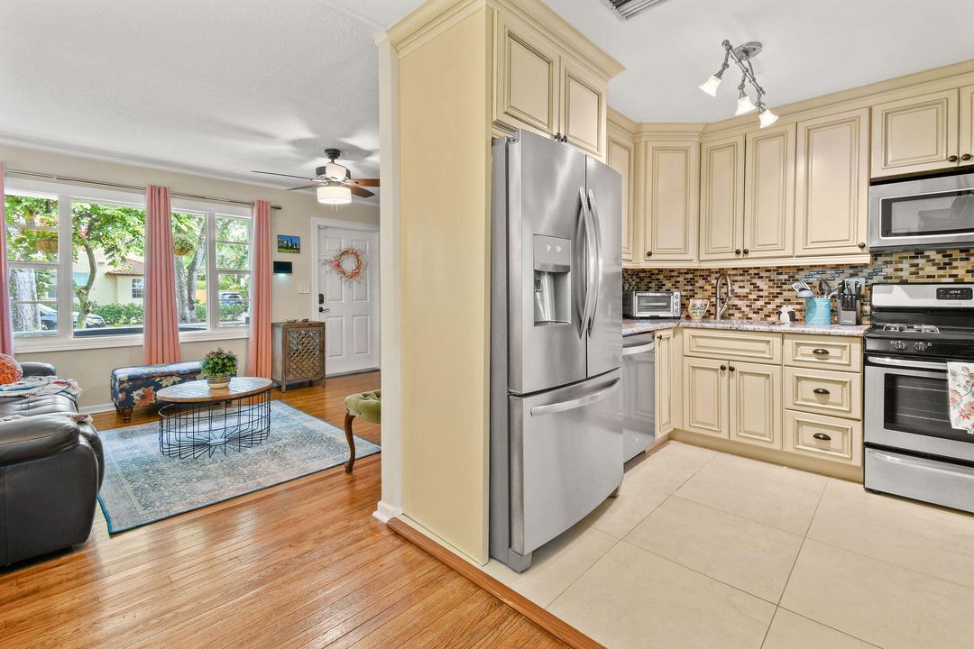 For Sale: $642,500 (2 beds, 1 baths, 865 Square Feet)