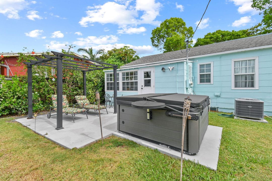 For Sale: $642,500 (2 beds, 1 baths, 865 Square Feet)