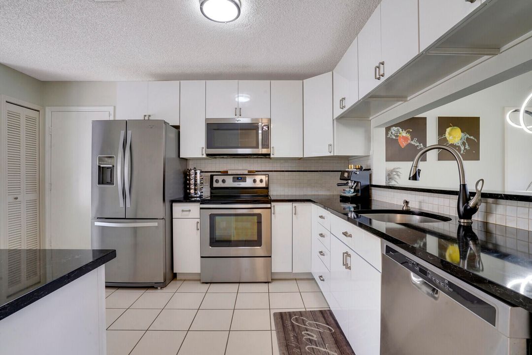 For Sale: $325,000 (2 beds, 2 baths, 1092 Square Feet)