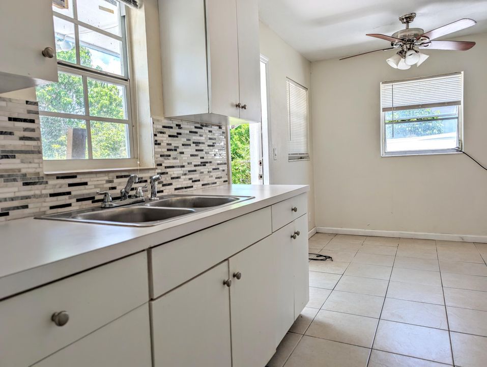 For Sale: $269,900 (3 beds, 1 baths, 912 Square Feet)