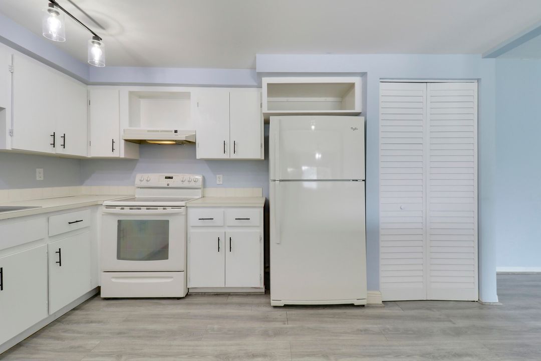 For Sale: $220,000 (2 beds, 2 baths, 1310 Square Feet)