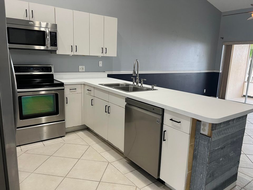 Active With Contract: $3,000 (3 beds, 2 baths, 1589 Square Feet)