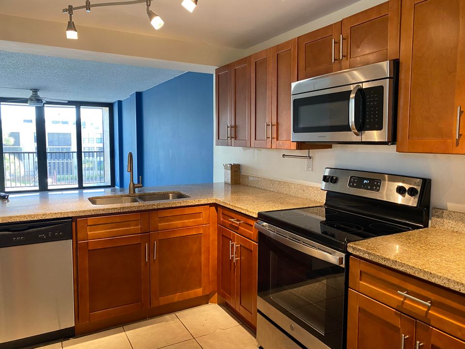 Active With Contract: $2,500 (2 beds, 2 baths, 1095 Square Feet)