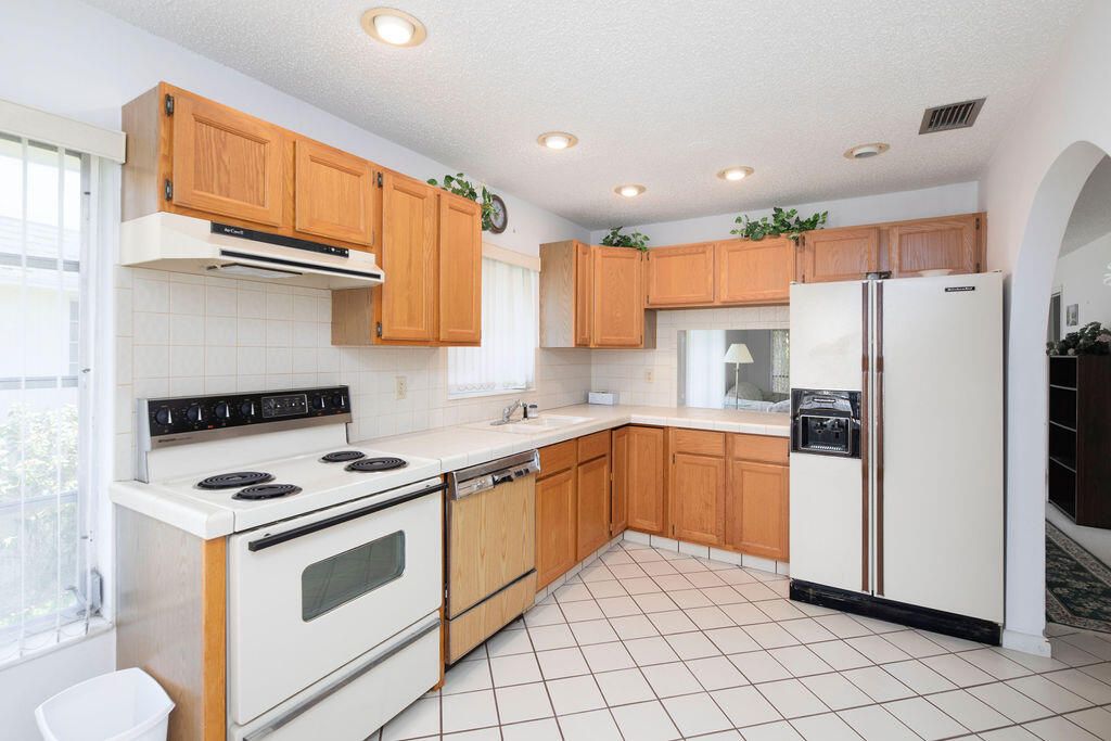 For Sale: $189,000 (2 beds, 2 baths, 1095 Square Feet)