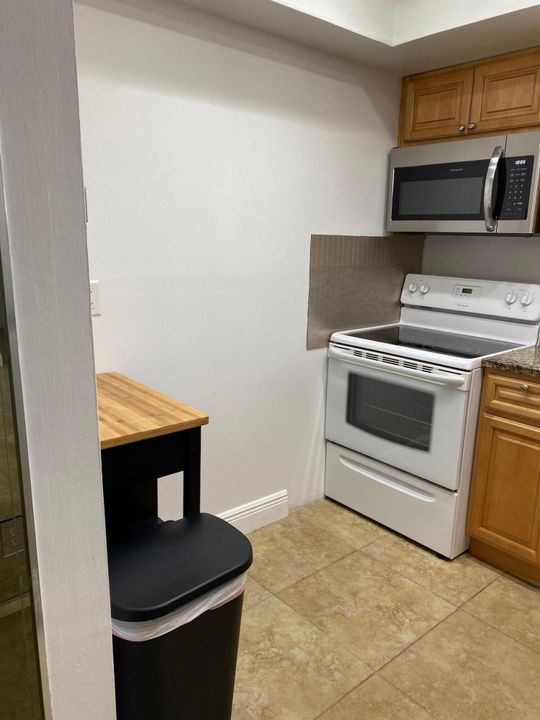 For Sale: $129,000 (1 beds, 1 baths, 612 Square Feet)