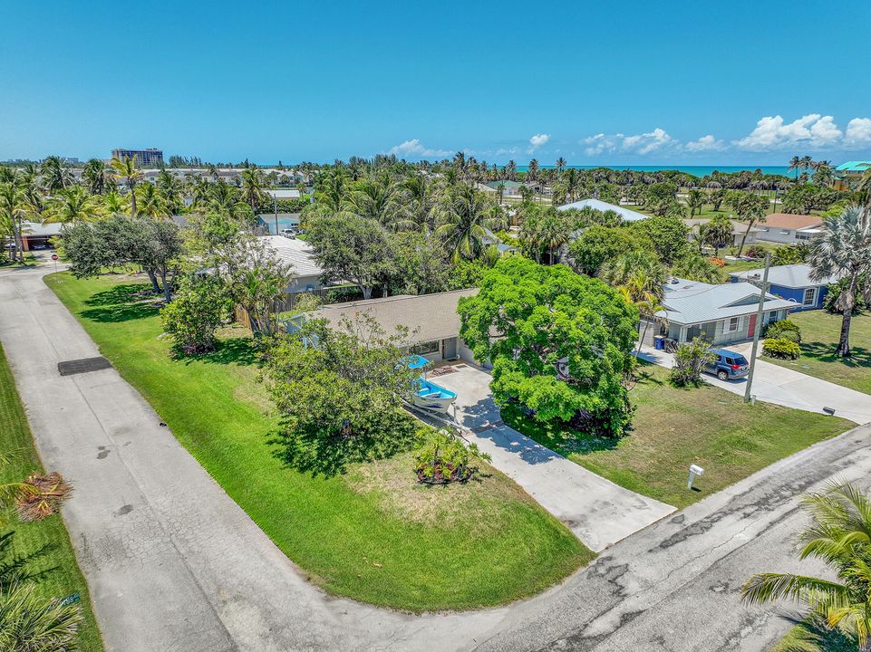 For Sale: $699,000 (3 beds, 2 baths, 1951 Square Feet)