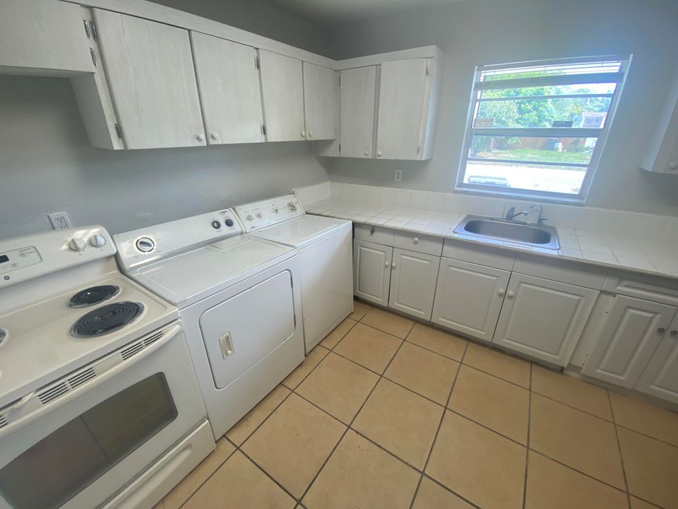 Active With Contract: $2,000 (2 beds, 2 baths, 1380 Square Feet)