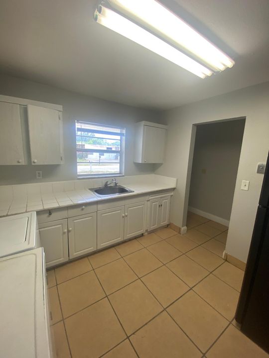 Active With Contract: $2,000 (2 beds, 2 baths, 1380 Square Feet)