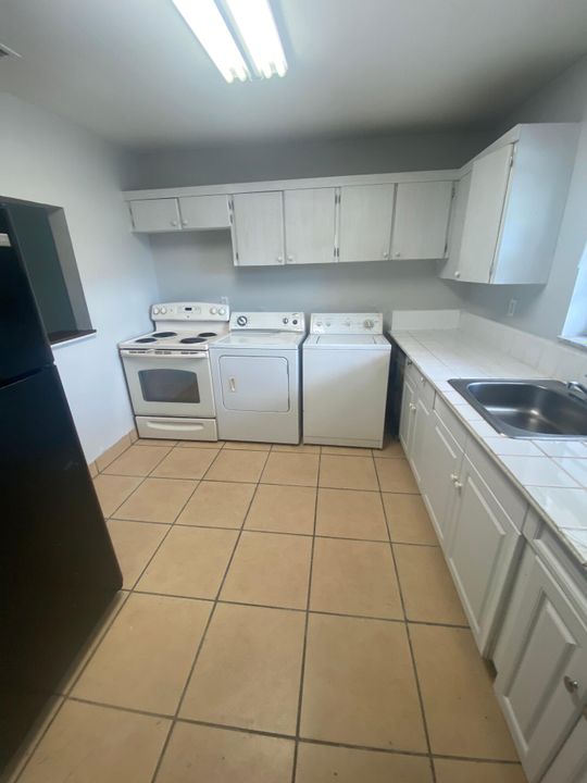 Active With Contract: $2,000 (2 beds, 2 baths, 1380 Square Feet)