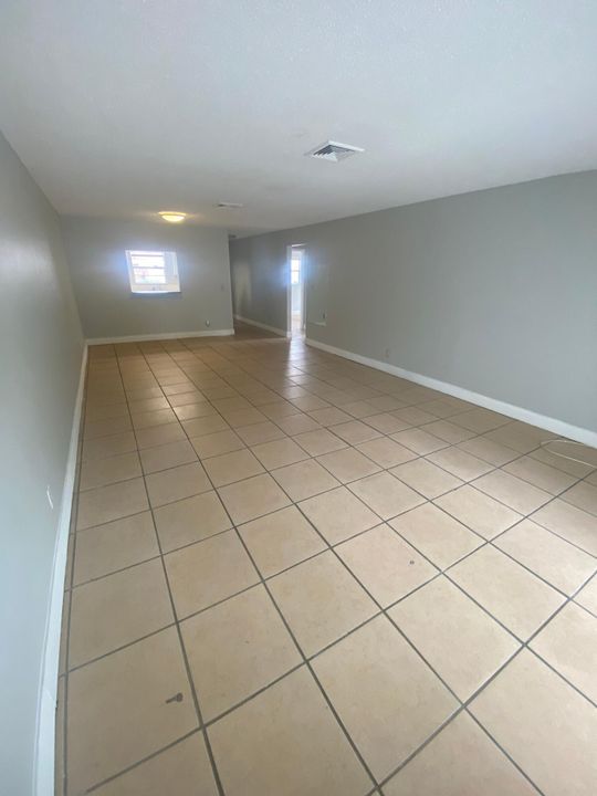 Active With Contract: $2,000 (2 beds, 2 baths, 1380 Square Feet)