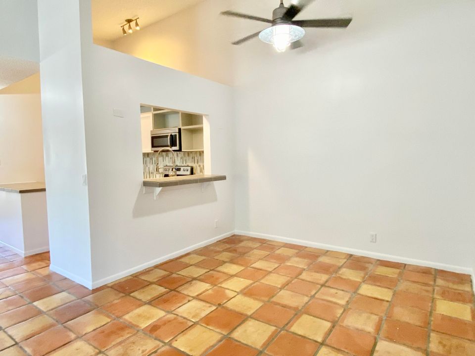 For Sale: $300,000 (2 beds, 2 baths, 980 Square Feet)