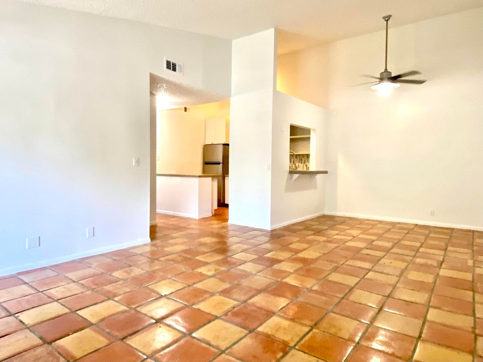 For Sale: $300,000 (2 beds, 2 baths, 980 Square Feet)