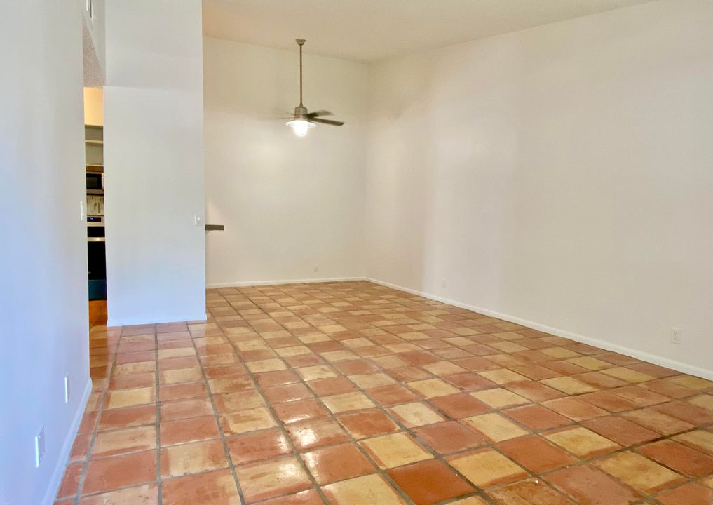 For Sale: $300,000 (2 beds, 2 baths, 980 Square Feet)