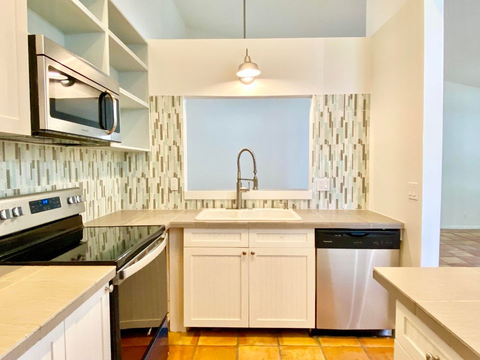 For Sale: $300,000 (2 beds, 2 baths, 980 Square Feet)