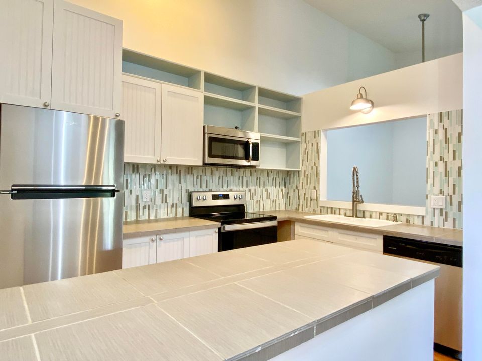 For Sale: $300,000 (2 beds, 2 baths, 980 Square Feet)