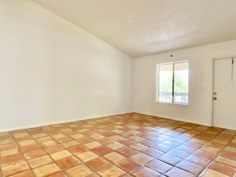 For Sale: $300,000 (2 beds, 2 baths, 980 Square Feet)