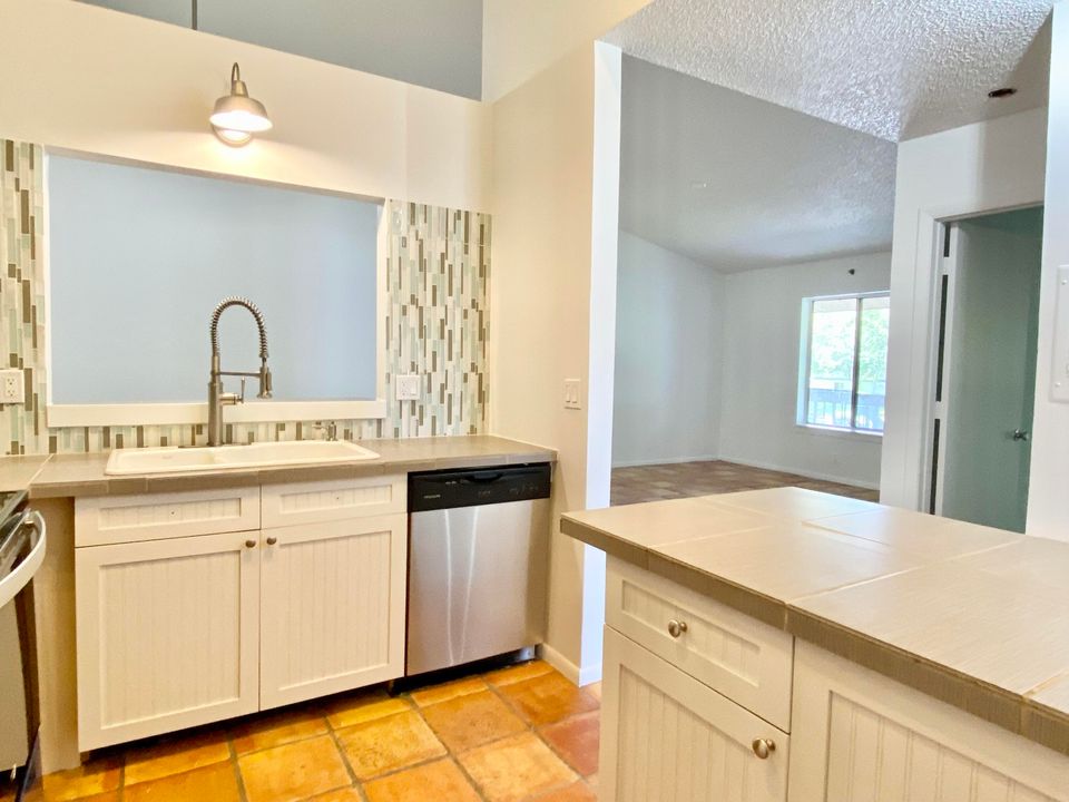 For Sale: $300,000 (2 beds, 2 baths, 980 Square Feet)