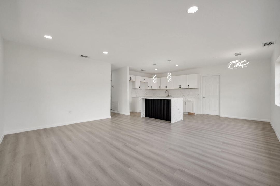 For Sale: $389,000 (3 beds, 2 baths, 1670 Square Feet)